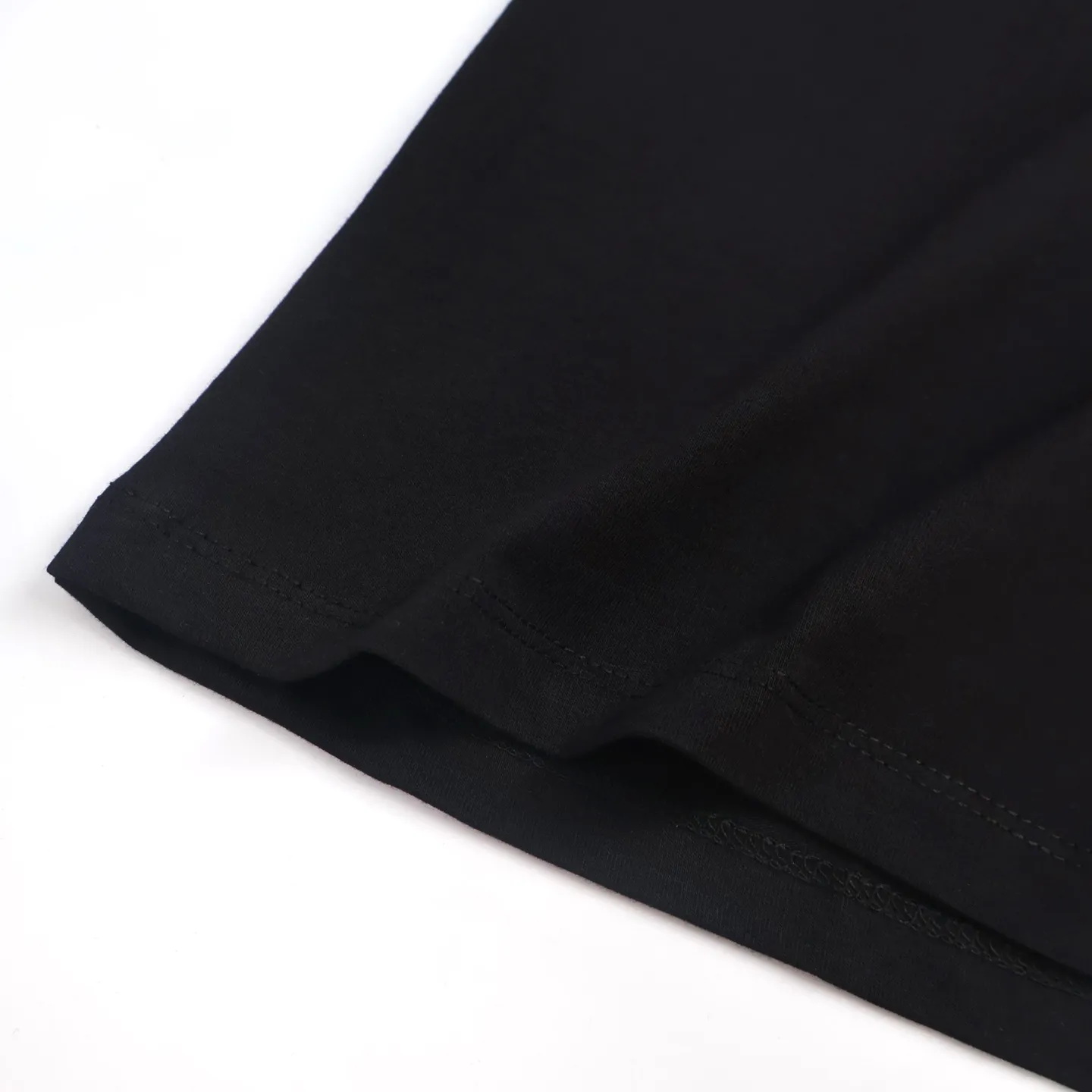 🅿️340 [Exclusive supply] CH Crow heart flocked cross long-sleeved T-shirt (black) The original version was purchased and developed for 10949, a popular item in early autumn. The fabric is lightly brushed cotton 180g fabric. The upper body is super skin-friendly and soft. Original cowhide main label wash mark. Silver thread anti-counterfeiting laser. Purchased the original version and developed it 1:1 restoration. The flocking print is consistent with the original version. They are all black and cyan (green light), not the ordinary black fake version on the market. The collar threads are also dyed in the same vat. Size:S-M-L-XL